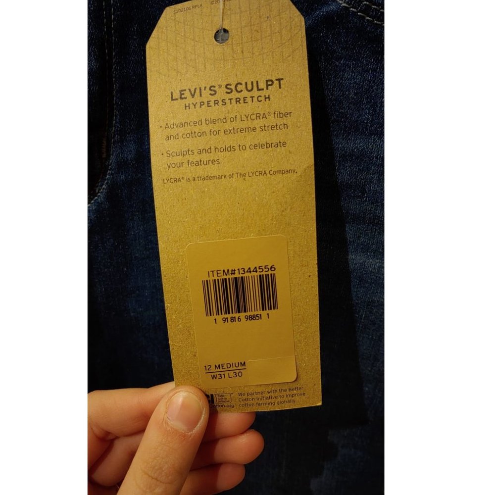 Levi's Women's Classic Dark Wash Skinny Jeans - Picture 3 of 4